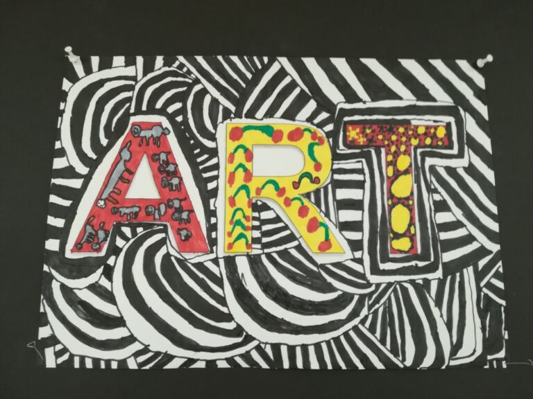 Avec les lettres du mot “ART”.